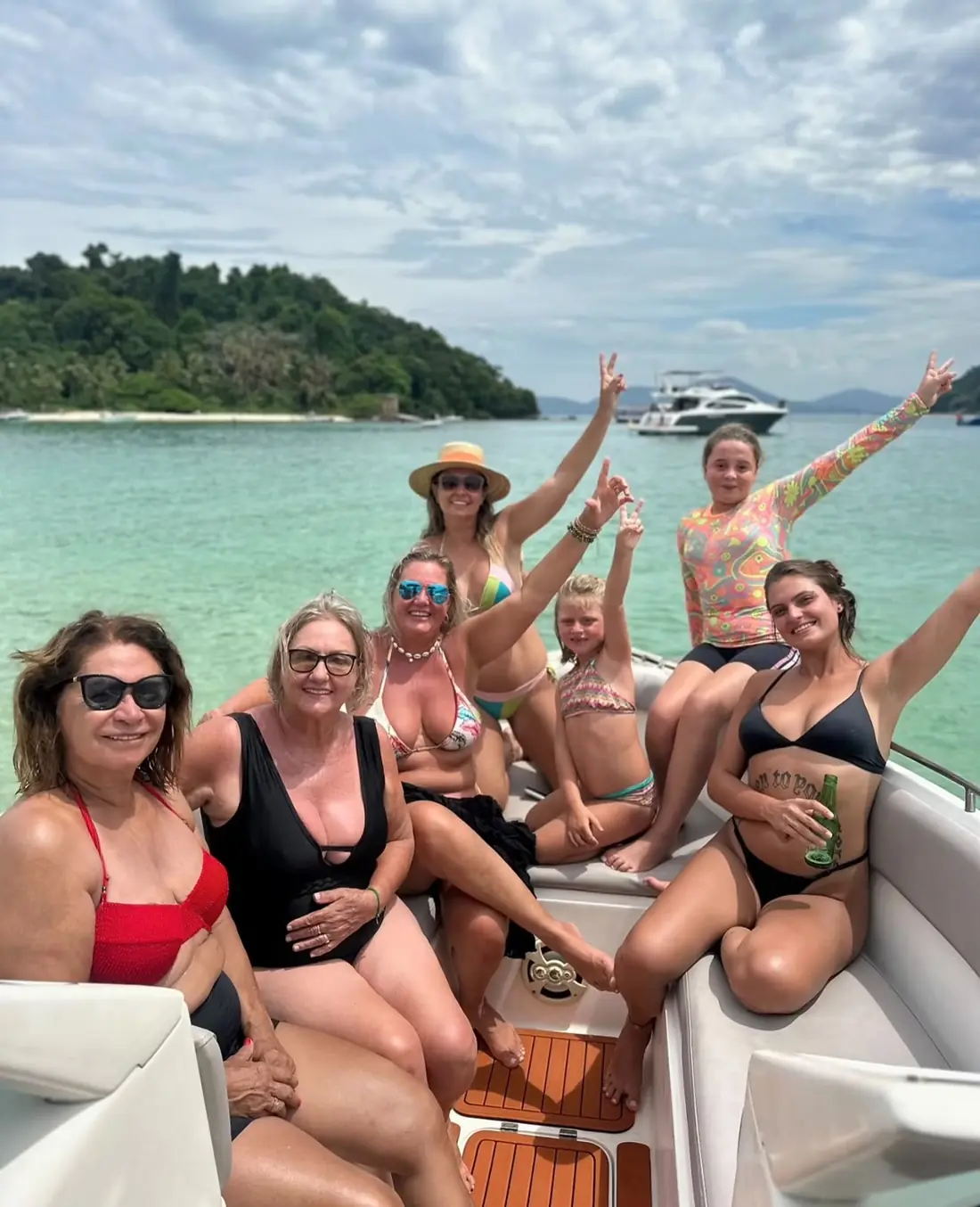 Grupo de mulheres comemorando a bordo