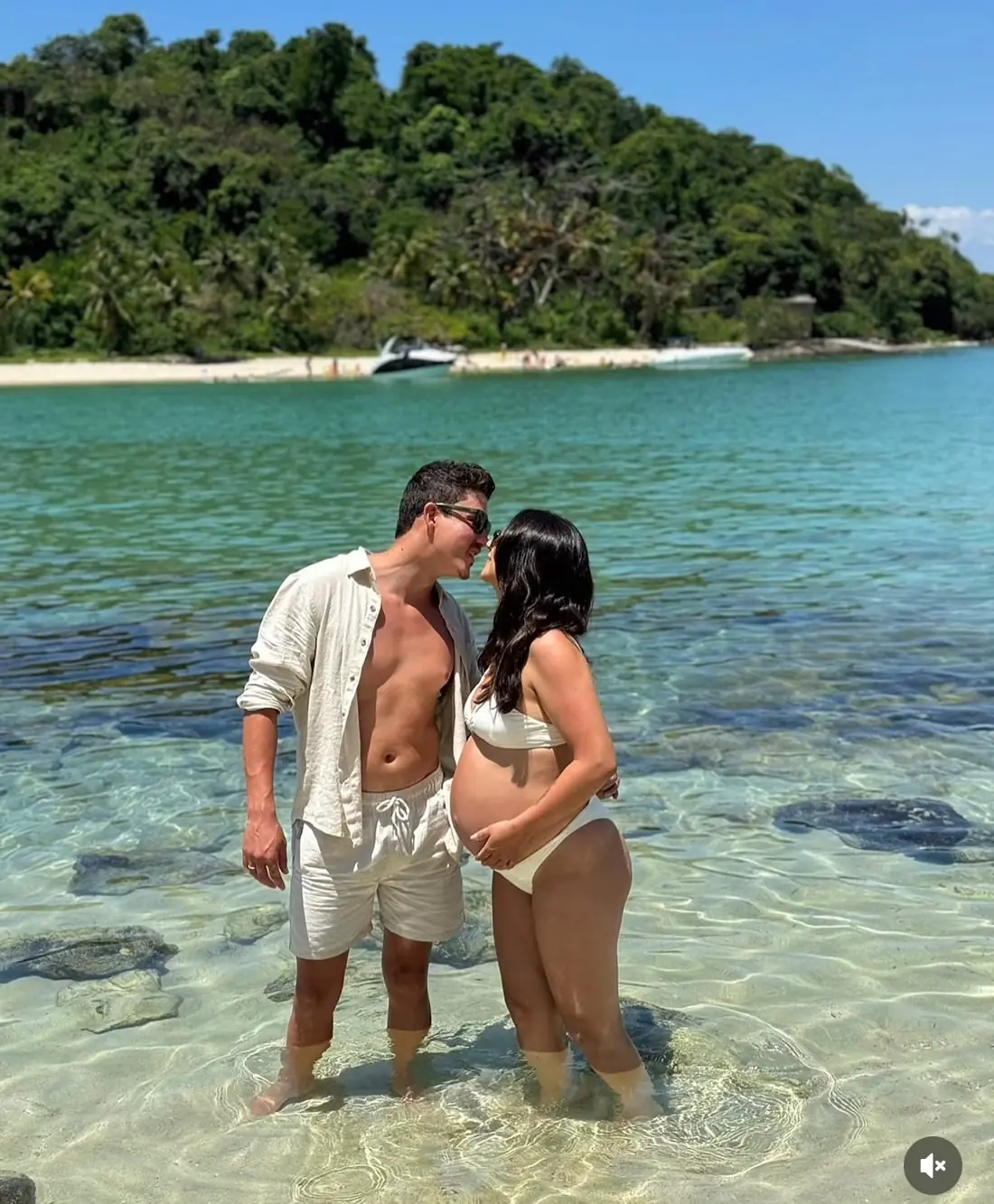 Casal na água rasa e transparente